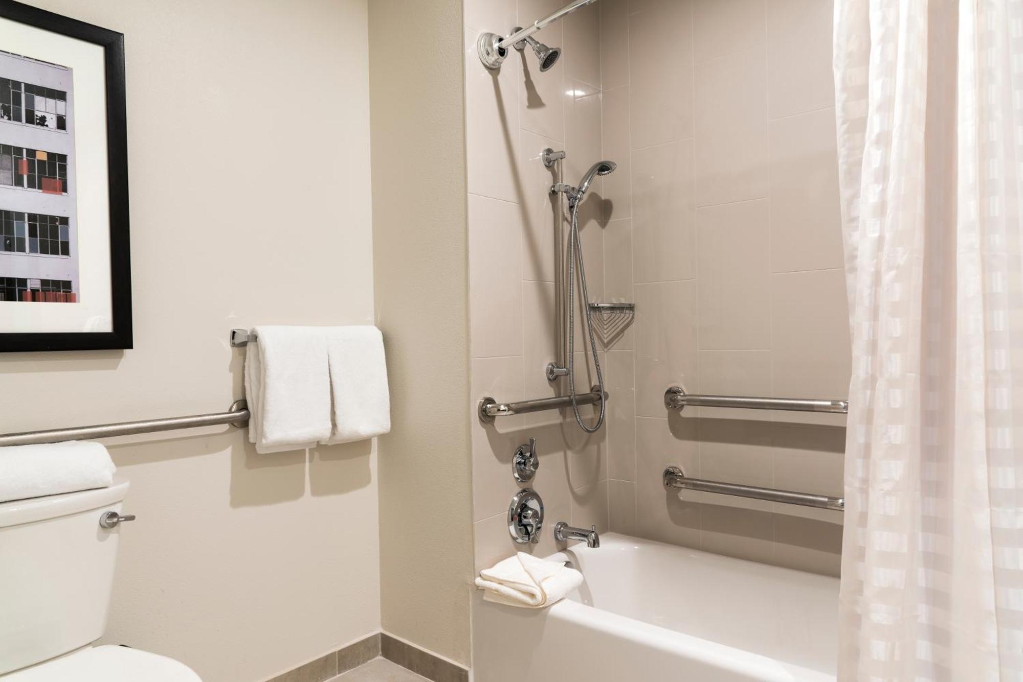 King Room Accessible Tub,1449157126:JPEG