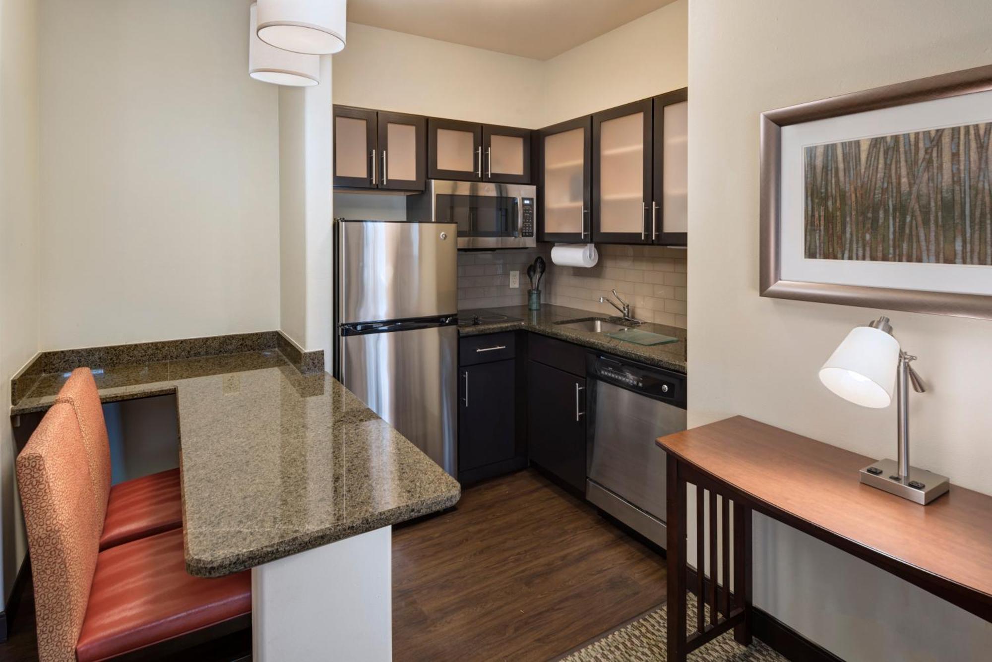 One-Bedroom Queen Suite,1438375939:JPEG