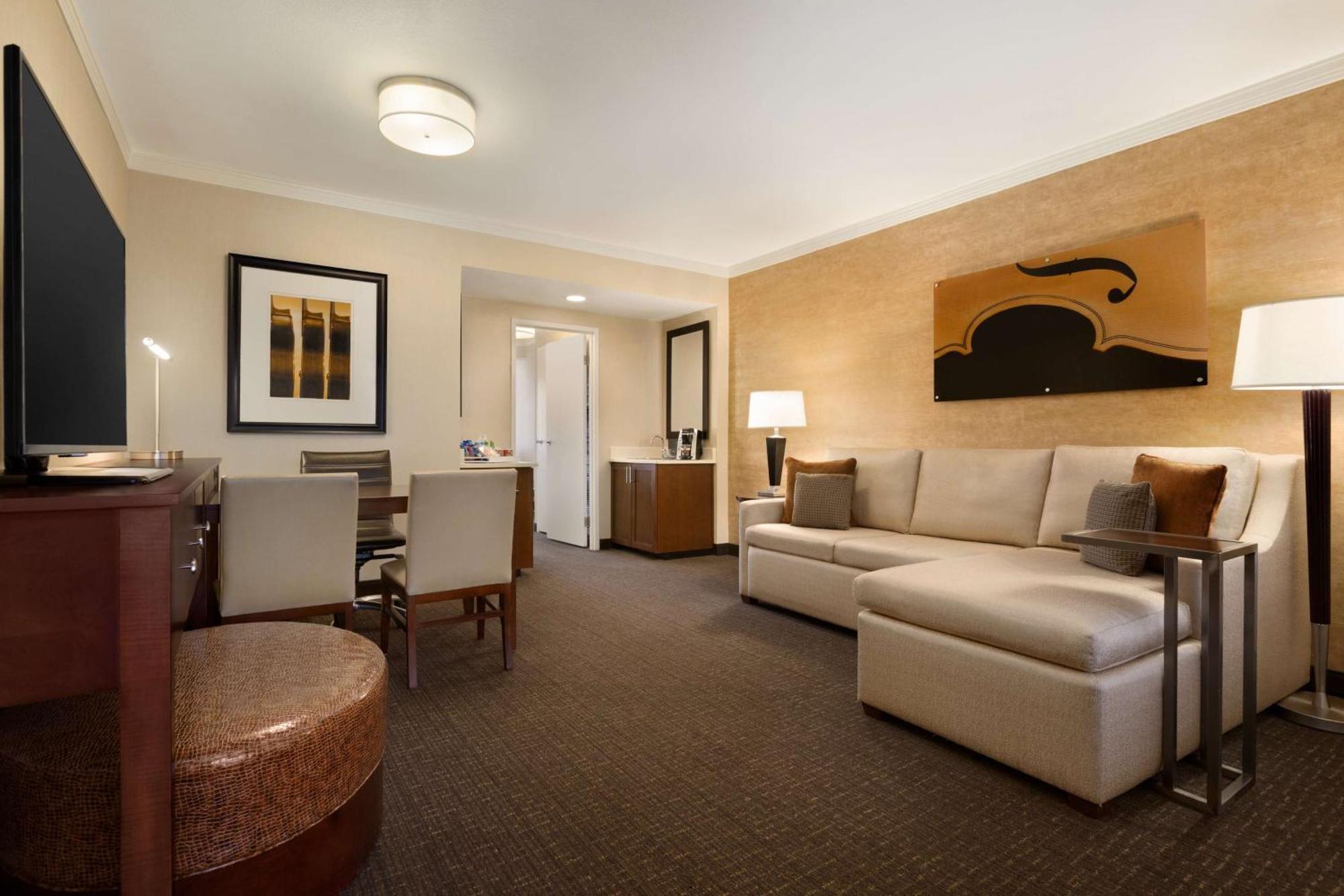 Premium King Suite Non-Smoking,1548871576:JPEG